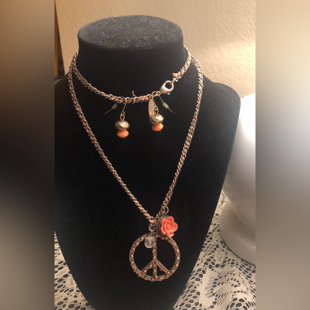 Aeropostale Vintage Peace Pendant Necklace Set With Orange And Silver Accents 10$